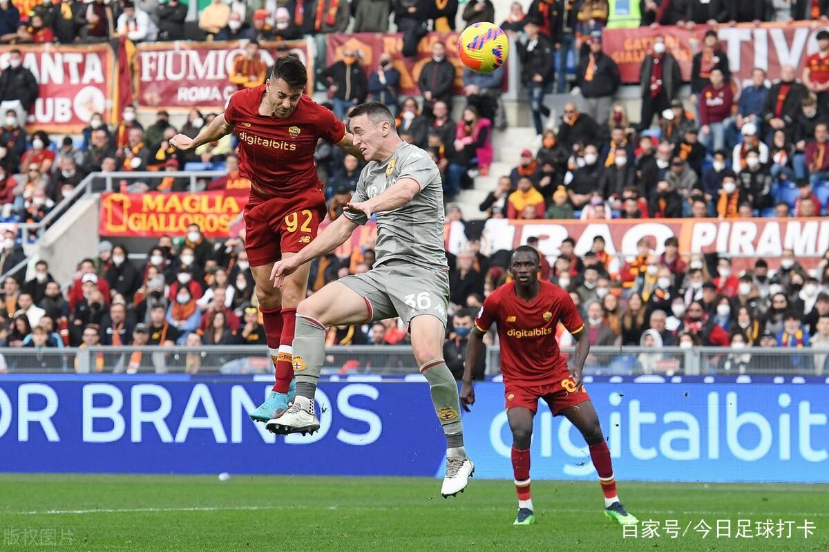 激烈足球对决再展魅力，球场披荆斩棘