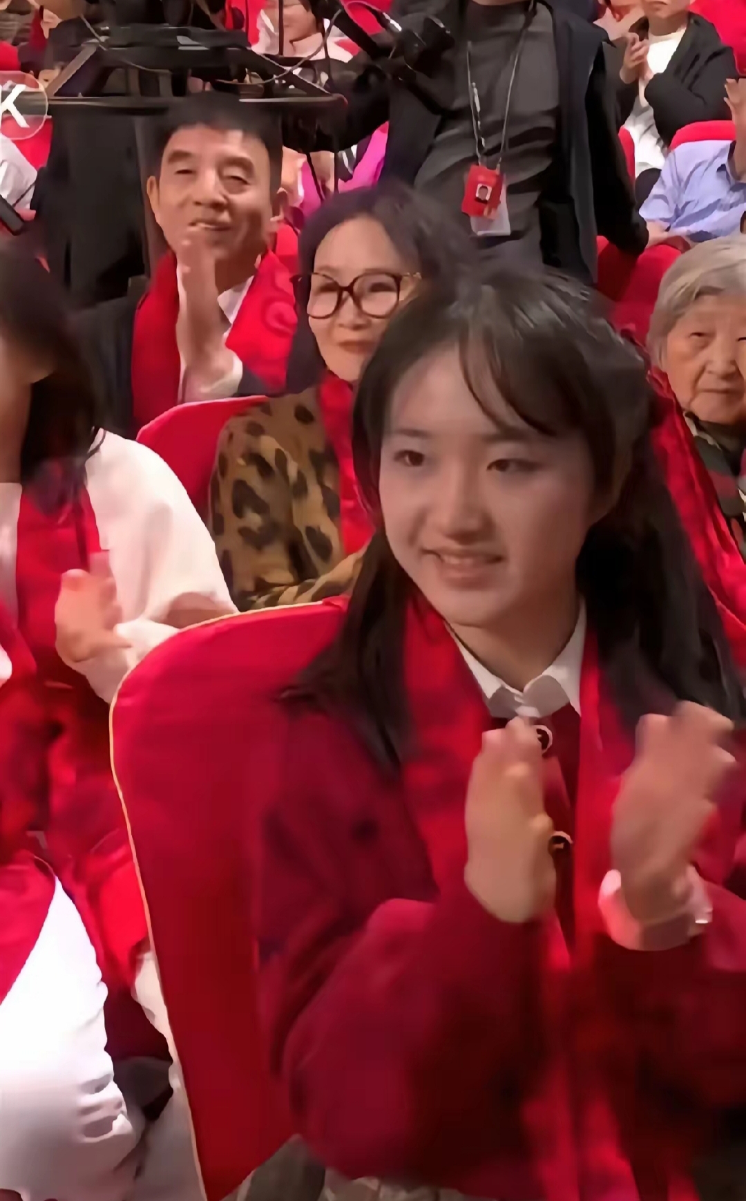 关于亚洲电视直播现场热闹非凡，观众沸腾不已的信息