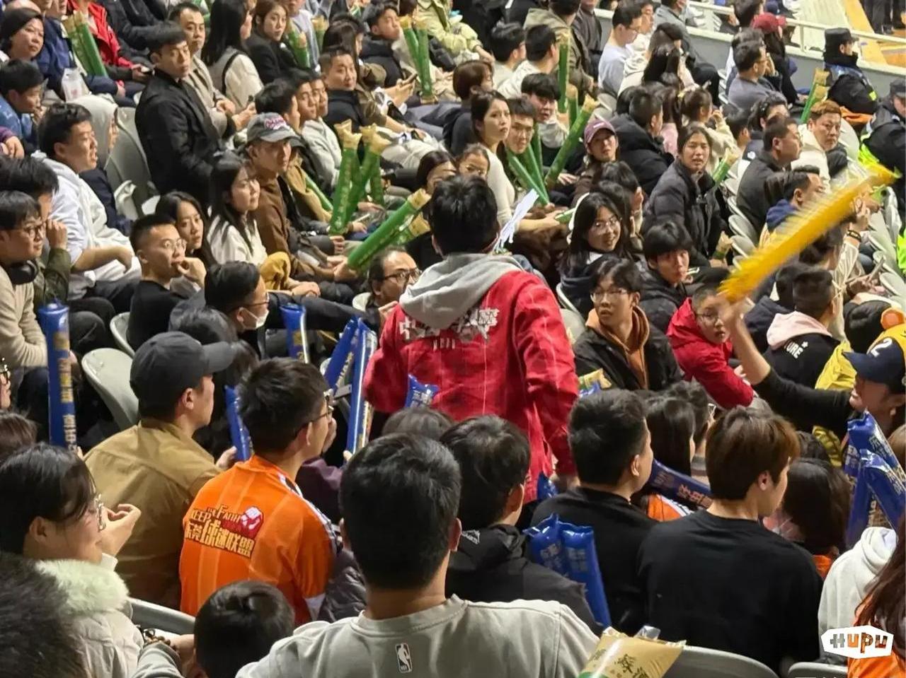 关于多场比赛进行得胶着全球球迷激动不已的信息