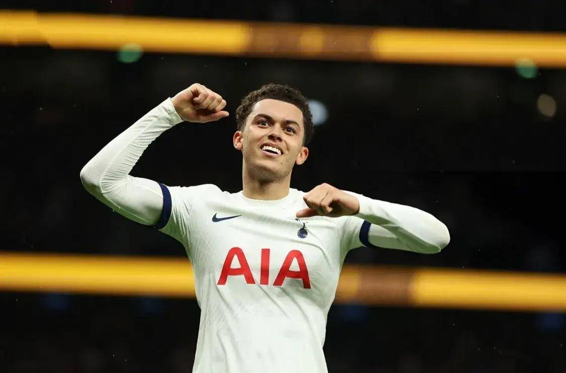 关于热刺后防犯错，英超卫冕冠军形势不容乐观的信息