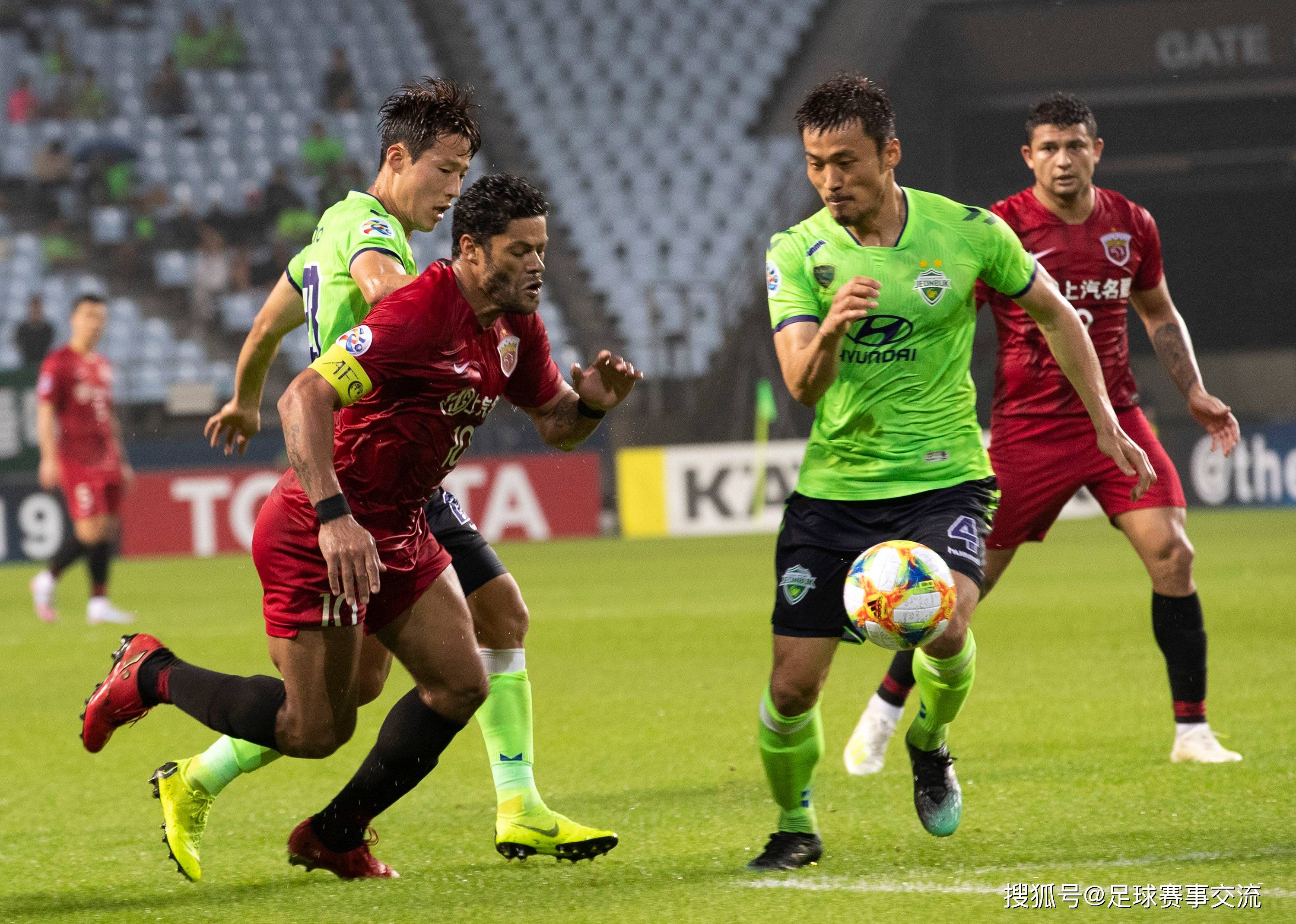 九游娱乐网页-足球比赛吸引无数观众热情追随