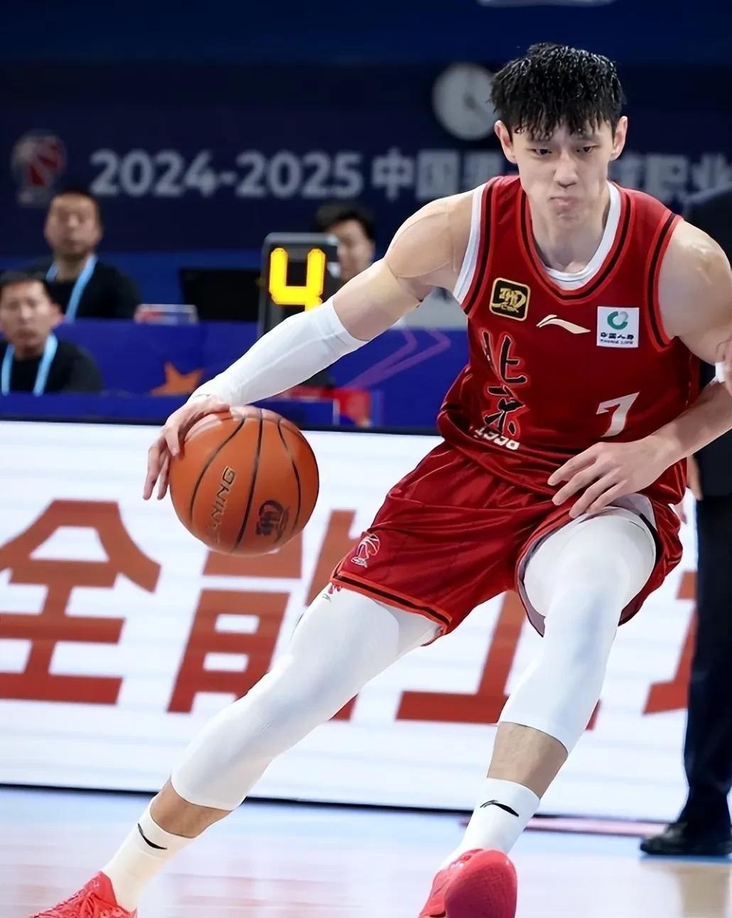 包含深圳男篮马不停蹄，取得胜利走上榜首的词条