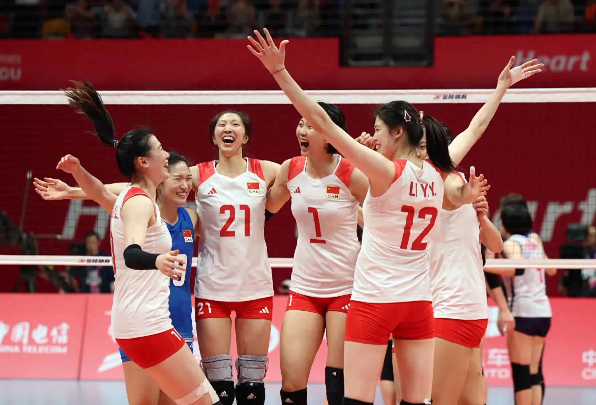 紧张瞬间！女排半决赛现场观众沸腾的简单介绍