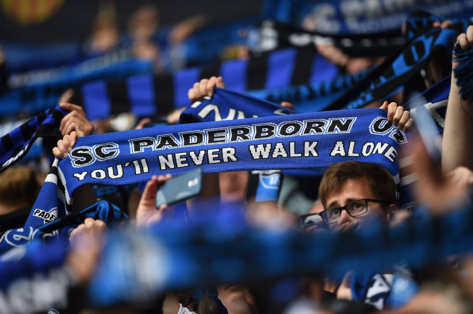 包含沙尔克客场艰难战平汉堡，保级形势严峻的词条