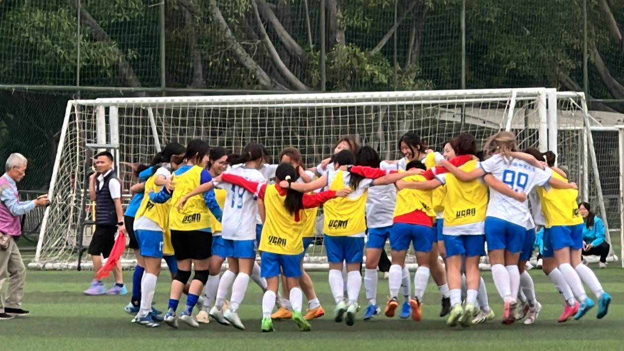 包含里约阿维队在法国联赛中紧咬对手，展现拼搏精神的词条