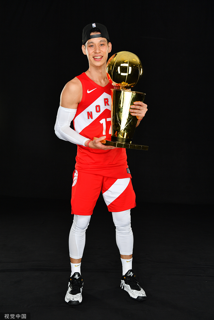 九游体育APP下载-红色战队力挫对手，捧得冠军奖杯！的简单介绍