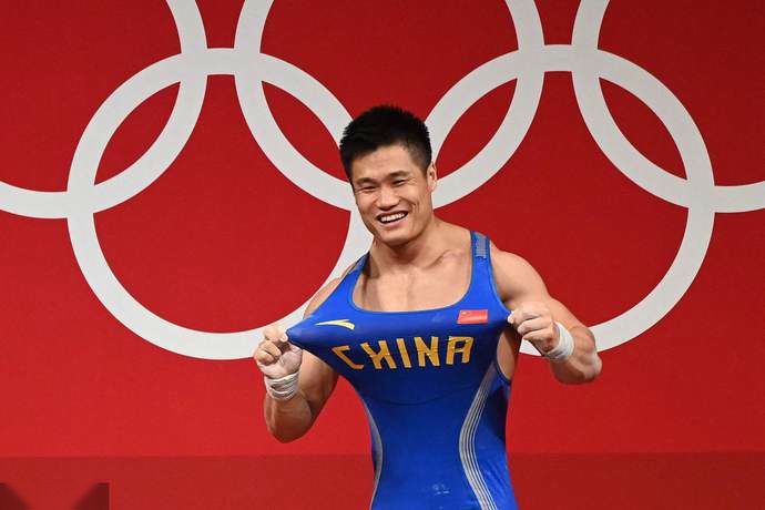 九游体育官方入口-俄罗斯举重选手力压群雄，登上领奖台