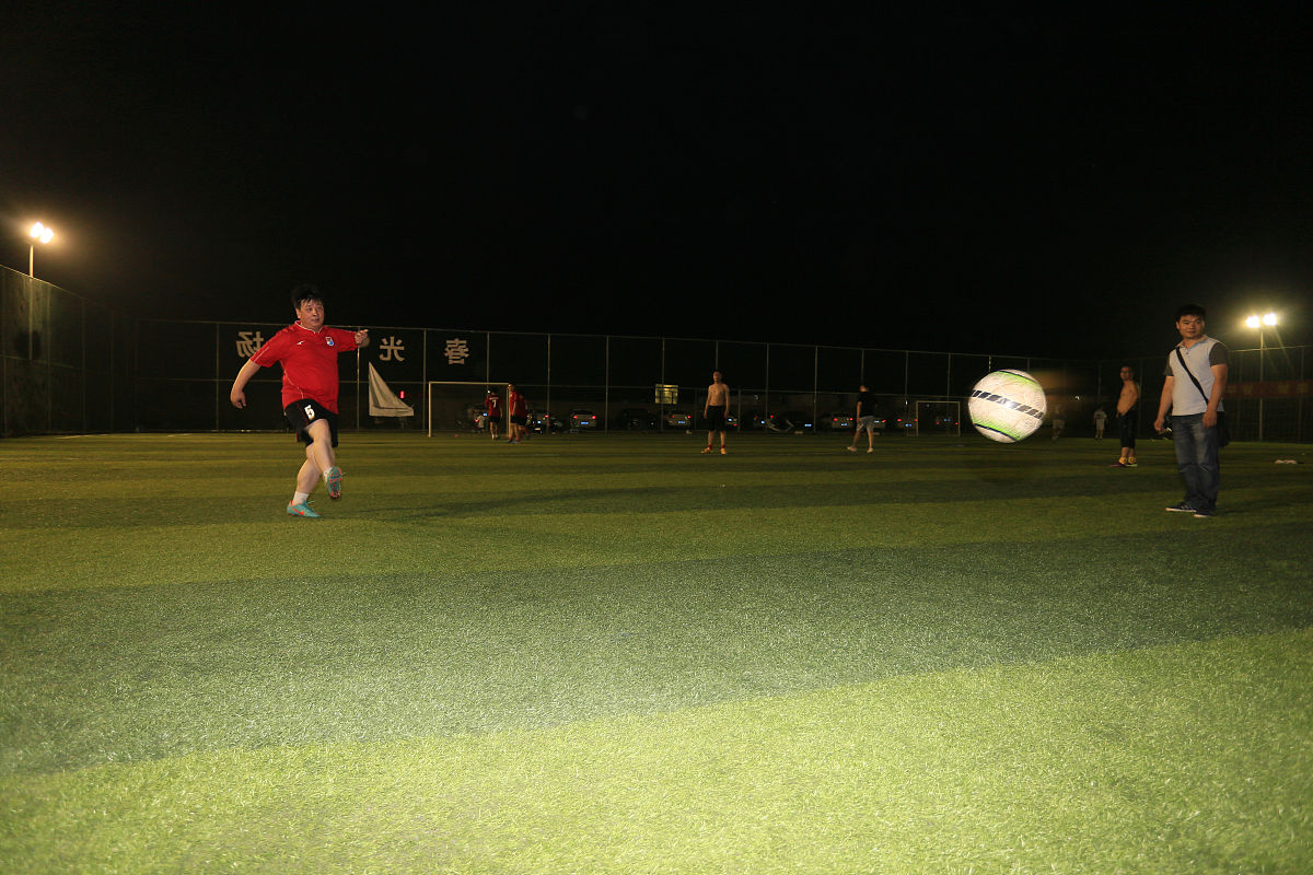 九游体育官方入口-现场球迷情绪高涨，比赛场面十分激动人心