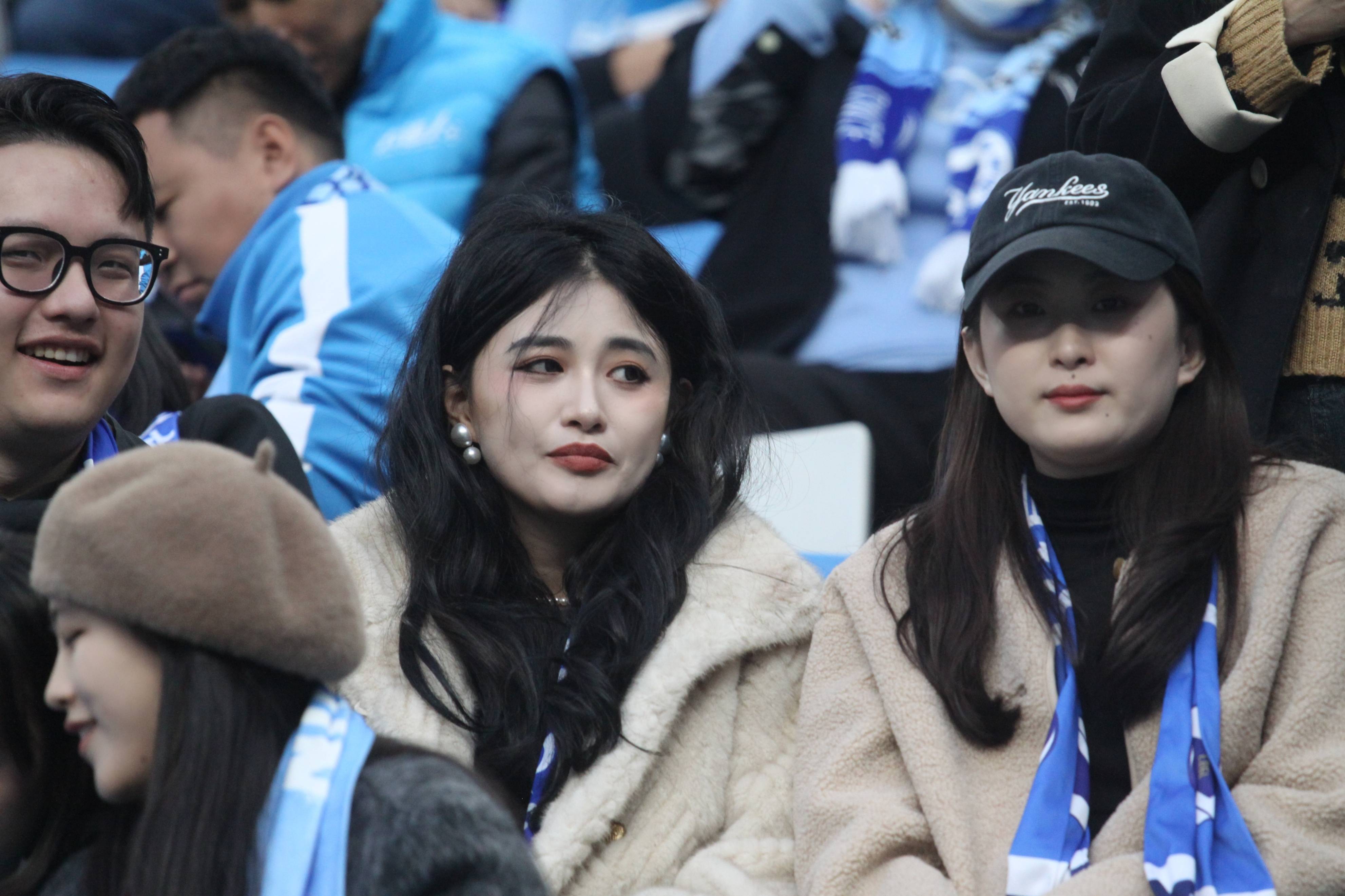 现场球迷情绪高涨，比赛场面十分激动人心