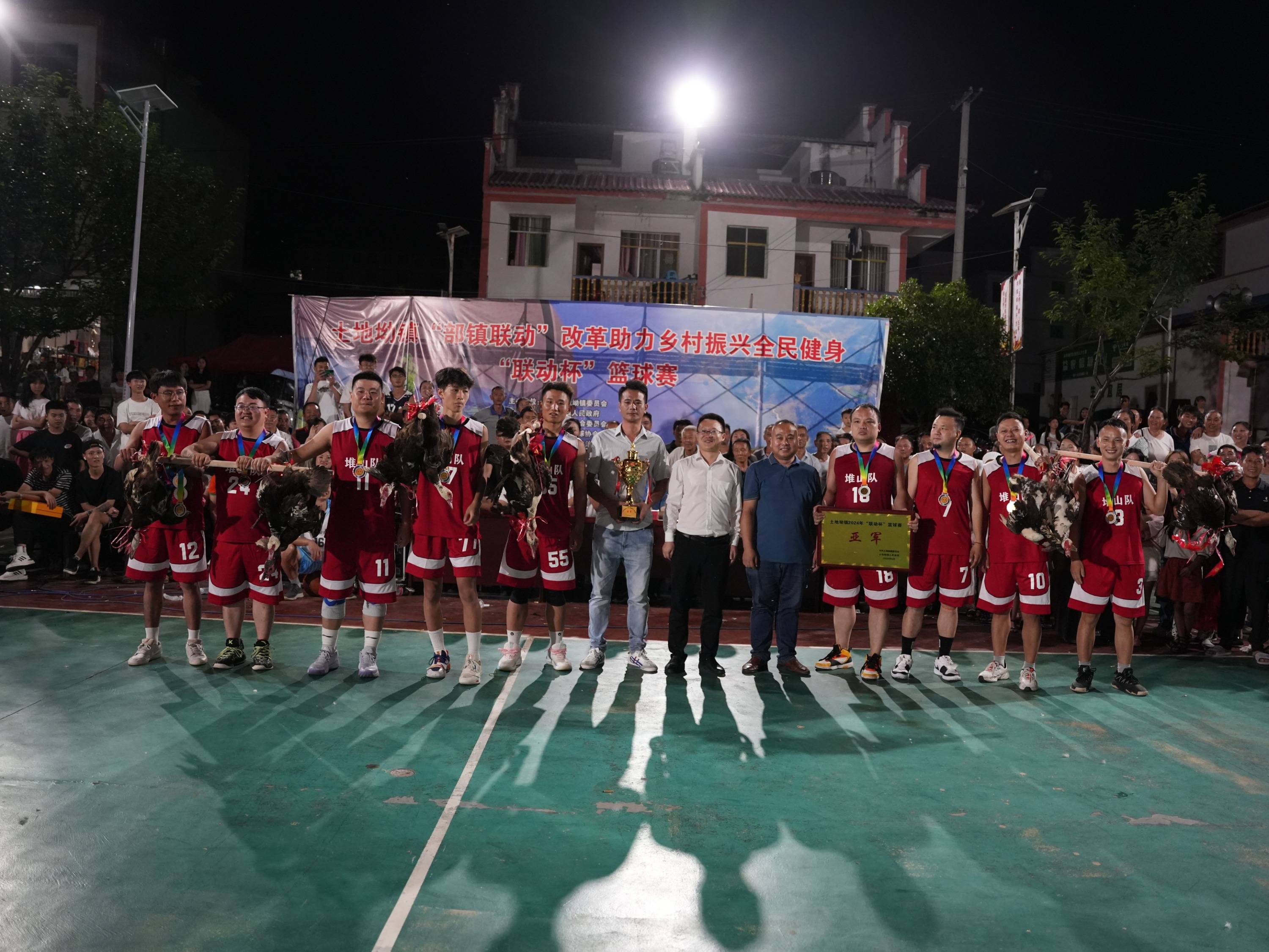 九游娱乐app下载-球场上篮球热潮不断，球员们的激情演出让人惊叹