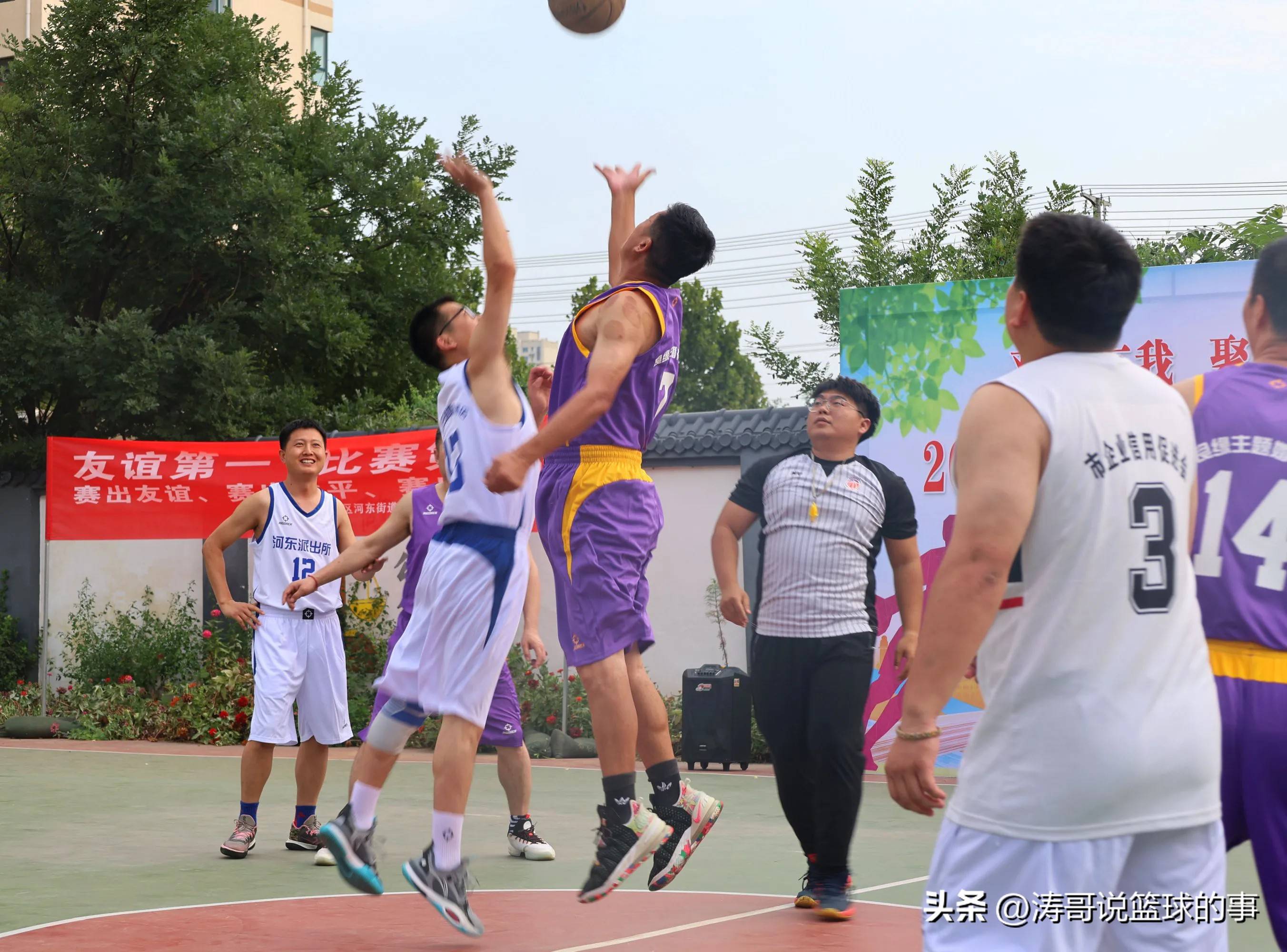 球场上篮球热潮不断，球员们的激情演出让人惊叹