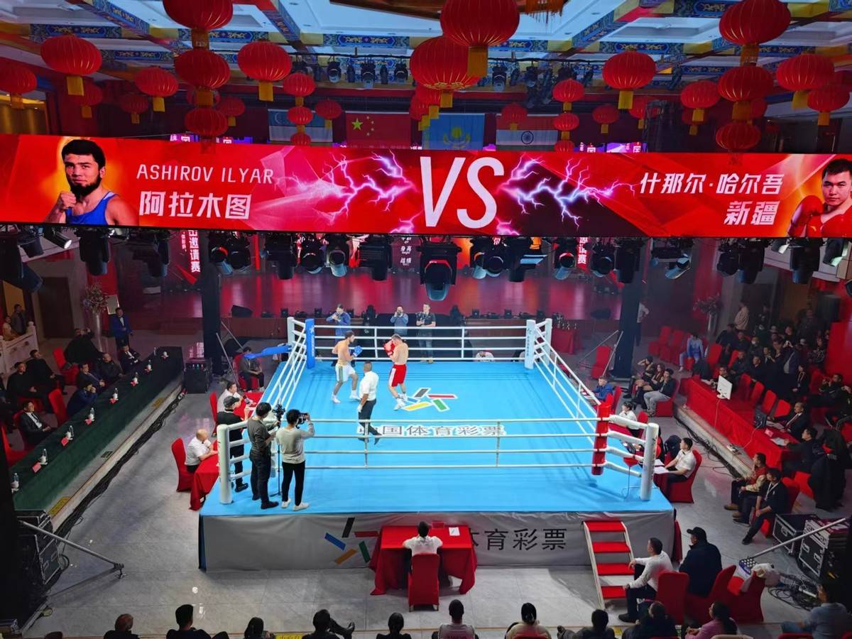 九游体育直播-拳击比赛擂台上争夺激烈，选手汇聚实力