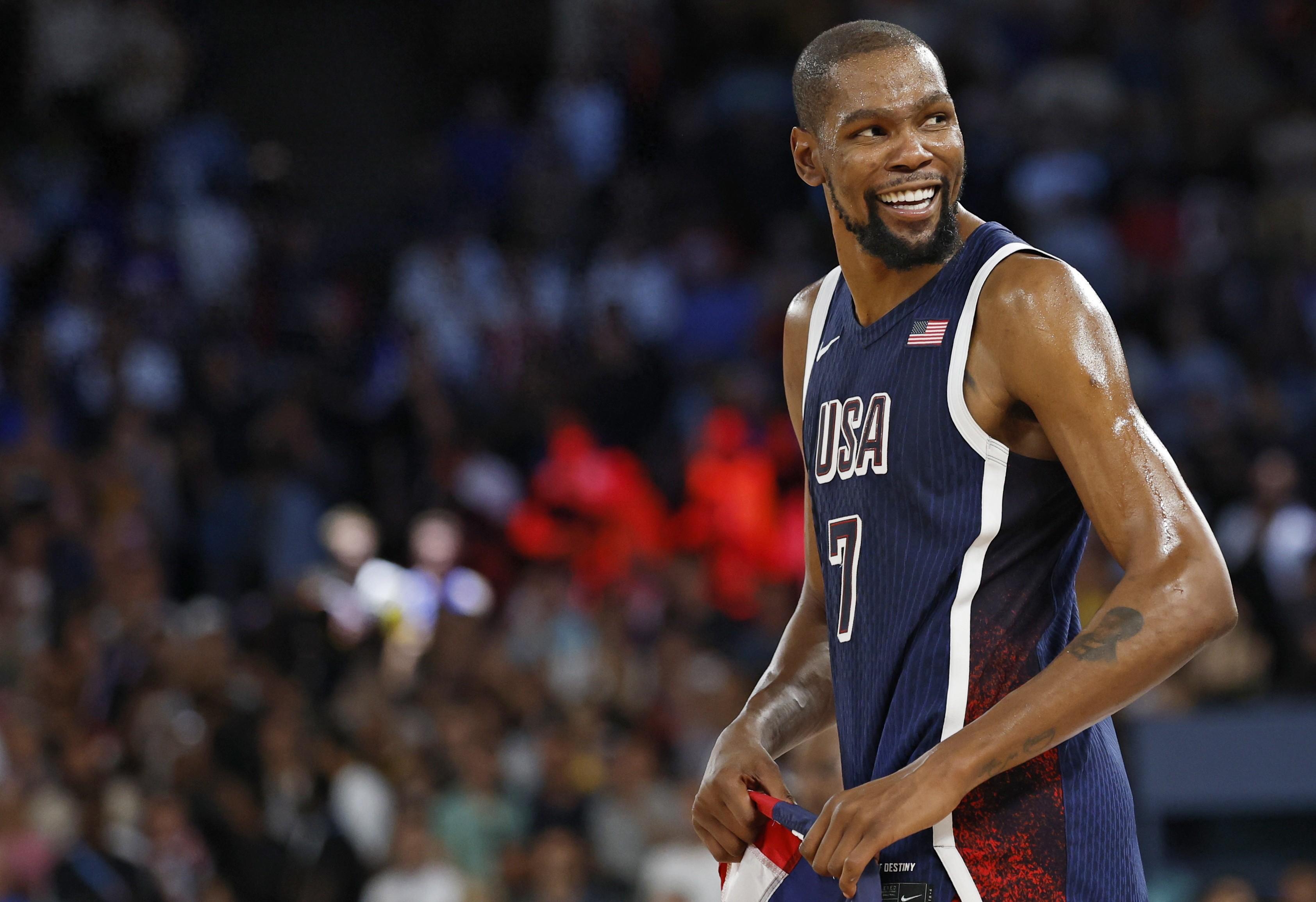 九游官网-太阳队高光时刻，布克稳定表现成为最大功臣